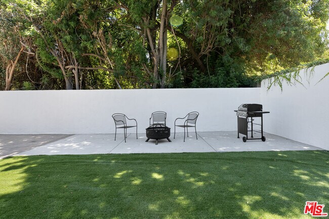 Building Photo - 5541 Fallbrook Ave