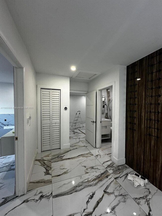 Building Photo - 106 SE 4th Ave