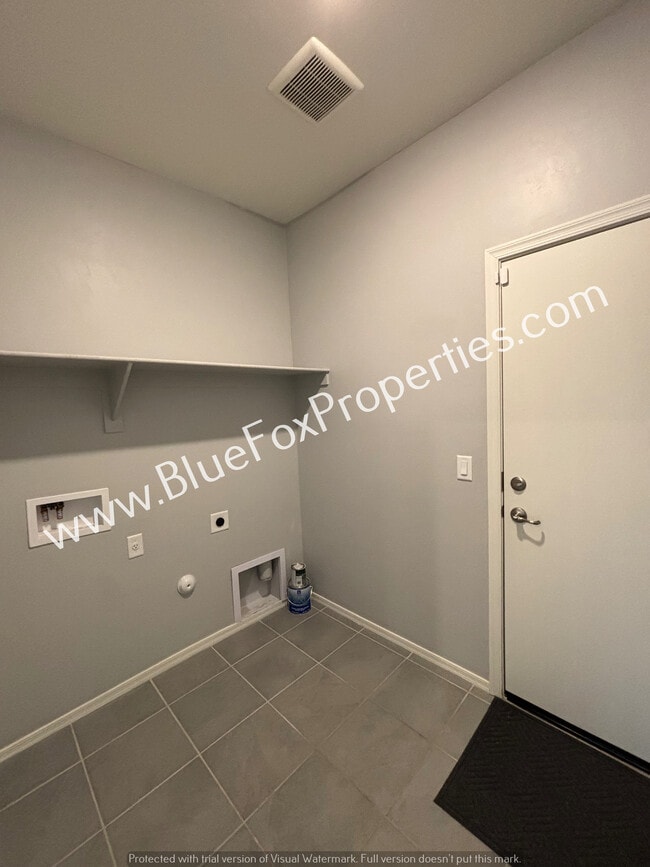 Building Photo - 735 Calle Calca