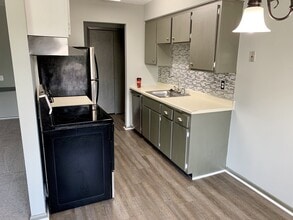 Building Photo - 810 9th Ave S