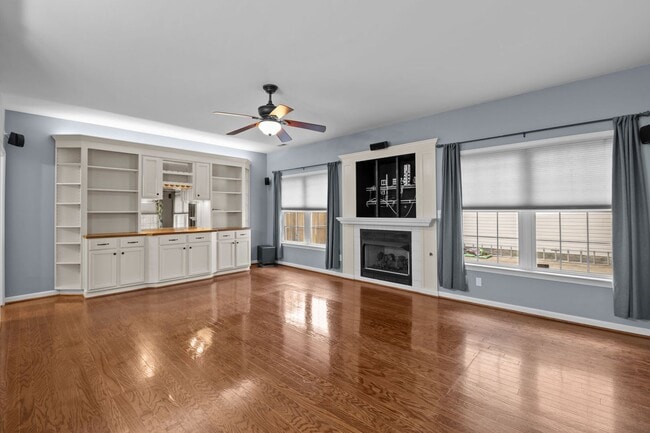 Building Photo - Your Dream Home Awaits!