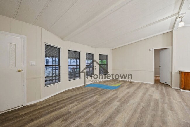 Building Photo - 3 Bedroom 2 Bathroom Home with Carport Available in Coeur d'Alene!
