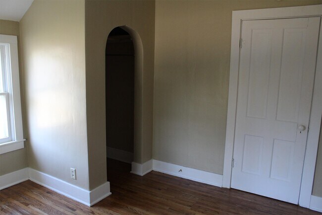 Building Photo - 526 E 11th St