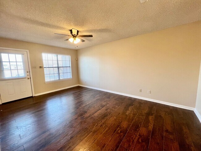 Building Photo - **MOVE IN SPECIAL!** MUST SEE! Spacious 2 ...
