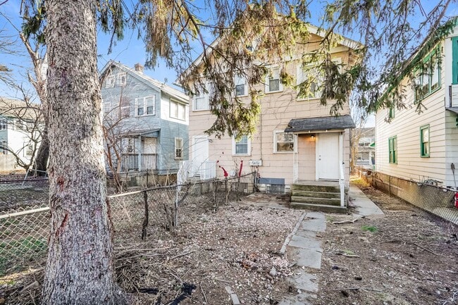 Building Photo - Three Bedroom One Bathroom Double