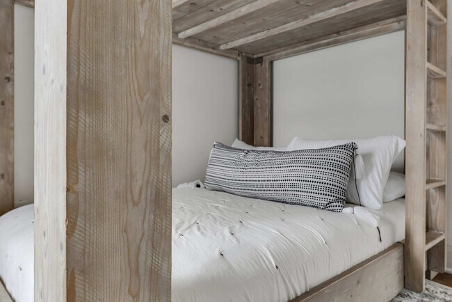 Building Photo - 1114A Wade Ave