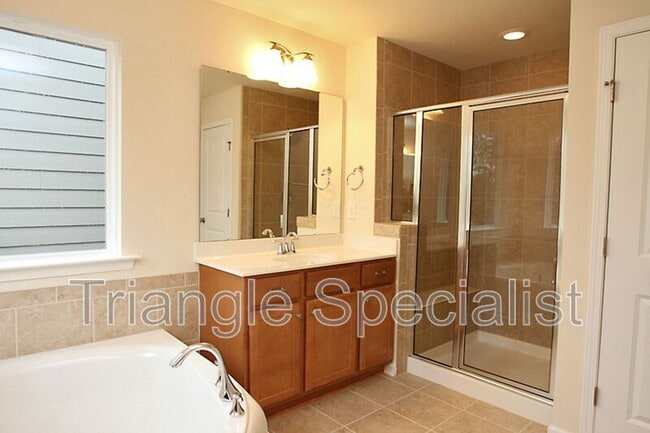 Building Photo - 215 Begen St