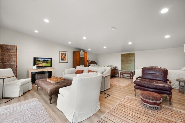 Building Photo - 1244 N Fitch Mountain Rd