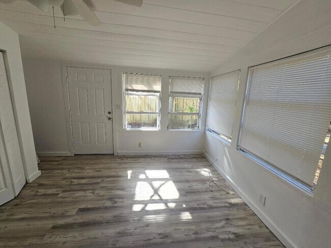 Building Photo - 301 S 7th St