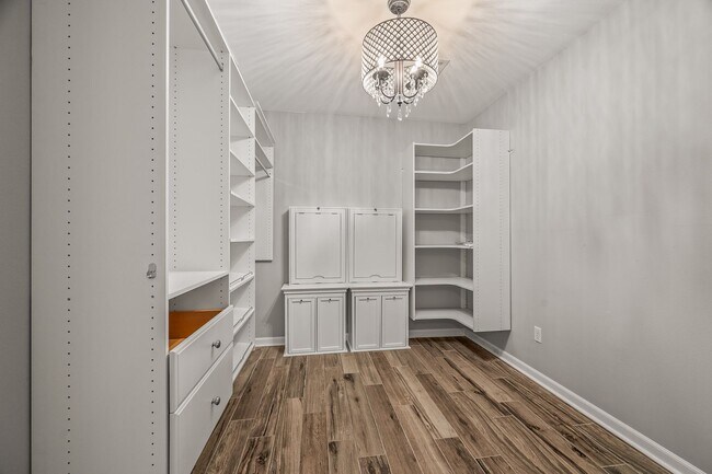 Building Photo - Stunning 4 bedroom with two bonus spaces, ...