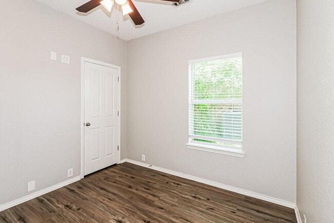 Building Photo - 903 Butterfly Ln