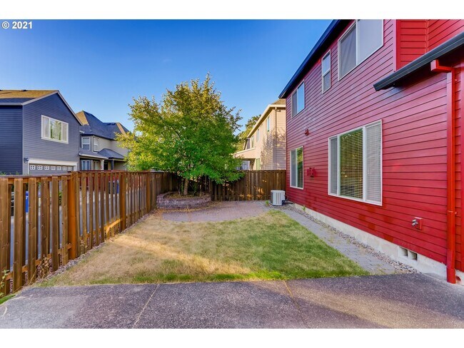 Building Photo - 5683 NE Daventry St