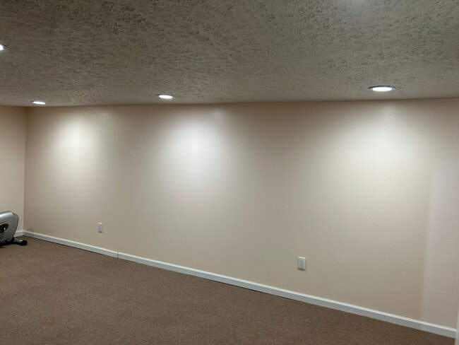 Building Photo - Spacious Colonial For Rent in Lyndhurst