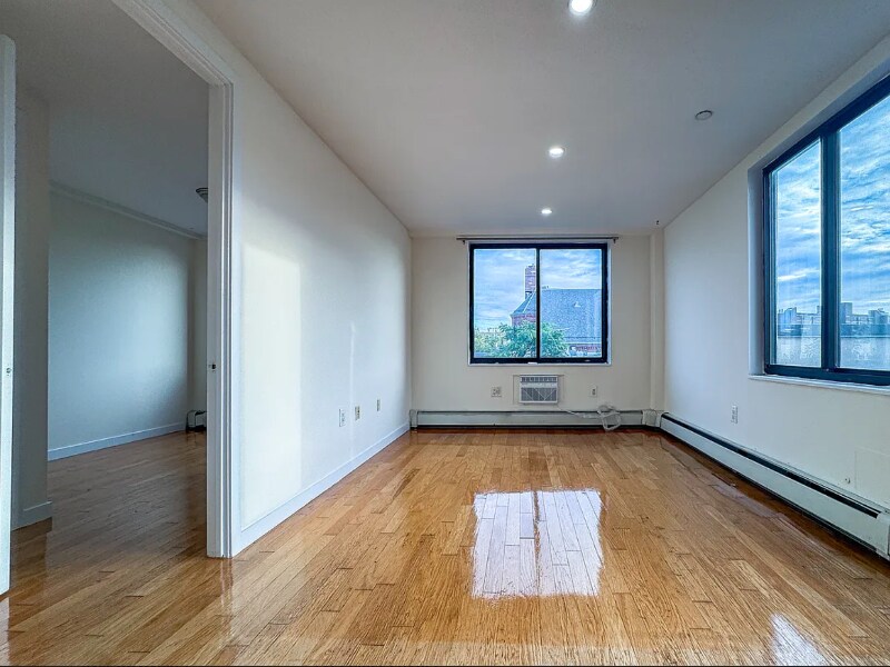 Building Photo - 924 Metropolitan Ave