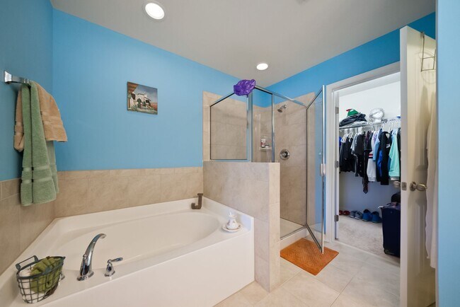 Building Photo - Stylish and Spacious 3bd/2.5ba Townhome w/ Garage in SE Durham!