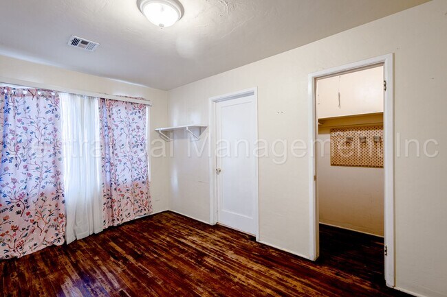 Building Photo - 3 Bedroom/1 Bath Home - $1995 Per Month!