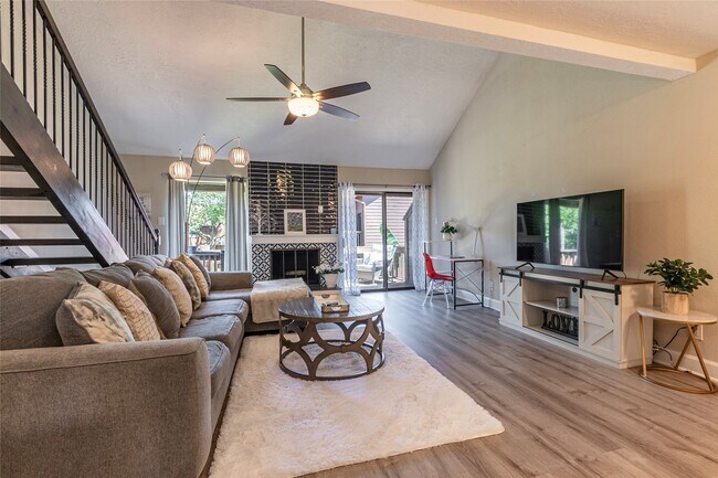 Building Photo - 723 Davis Rd