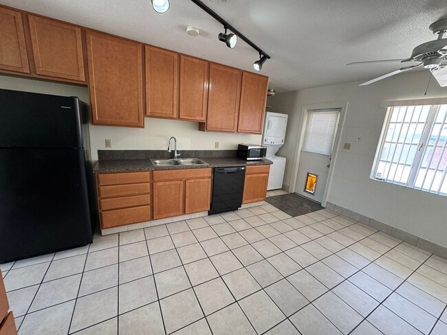 Building Photo - NICE UPDATED 2BED 1BATH HOME LOCATED NEAR ...