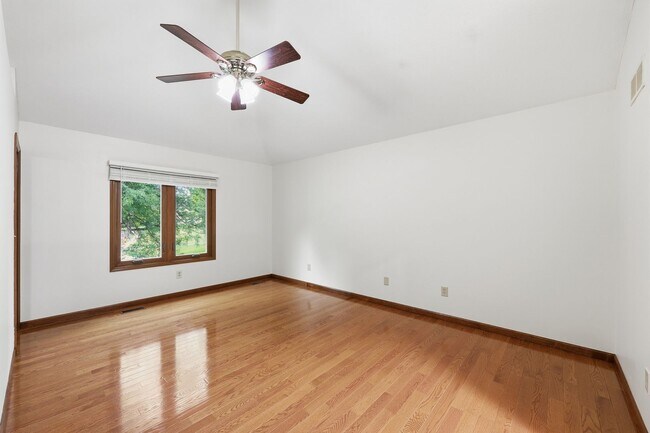 Building Photo - 7666 Windwood Dr