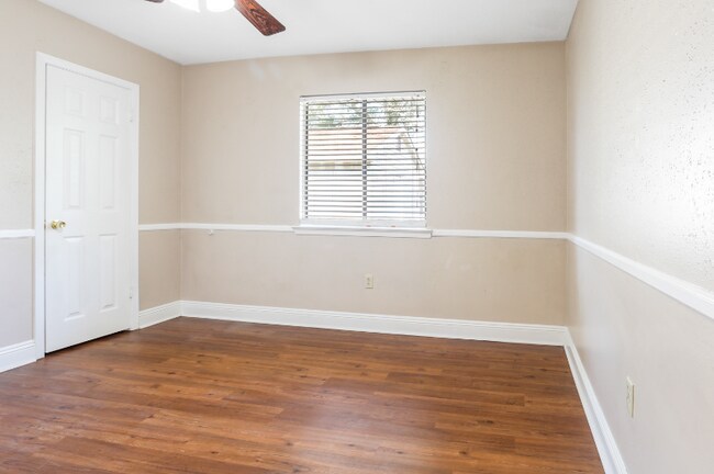 Building Photo - 404 W Lake Catahoula Ct