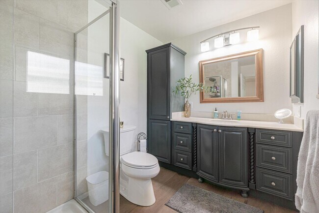 Building Photo - Freshly Renovated, End Unit Town-House Ava...