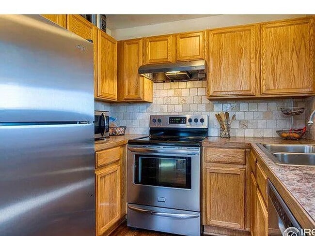 Building Photo - Students Welcome! 4 Bedroom 2 bath split level home - Available in June!