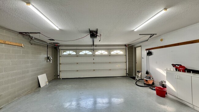 Building Photo - 220 Konawa Ln