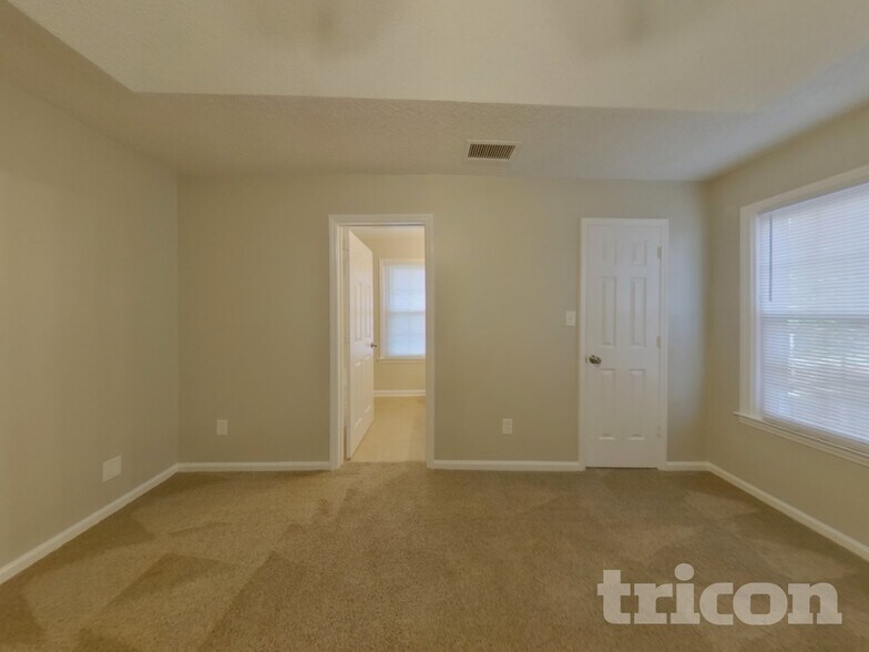 Building Photo - 4901 Farmview Dr