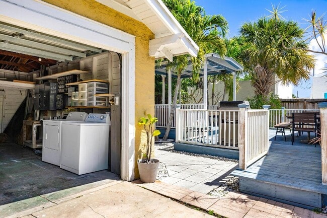 Building Photo - Charming 2-Bed With Backyard Oasis In West Palm Beach!