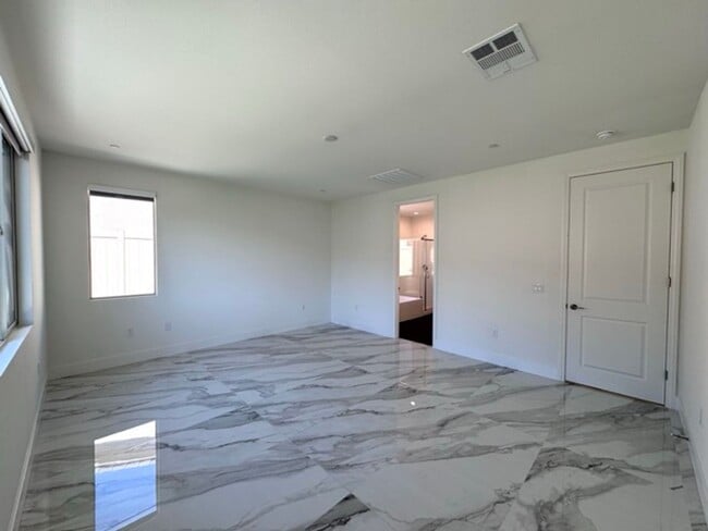 Building Photo - Spacious 5BD/3BA Home with Loft, Solar & B...