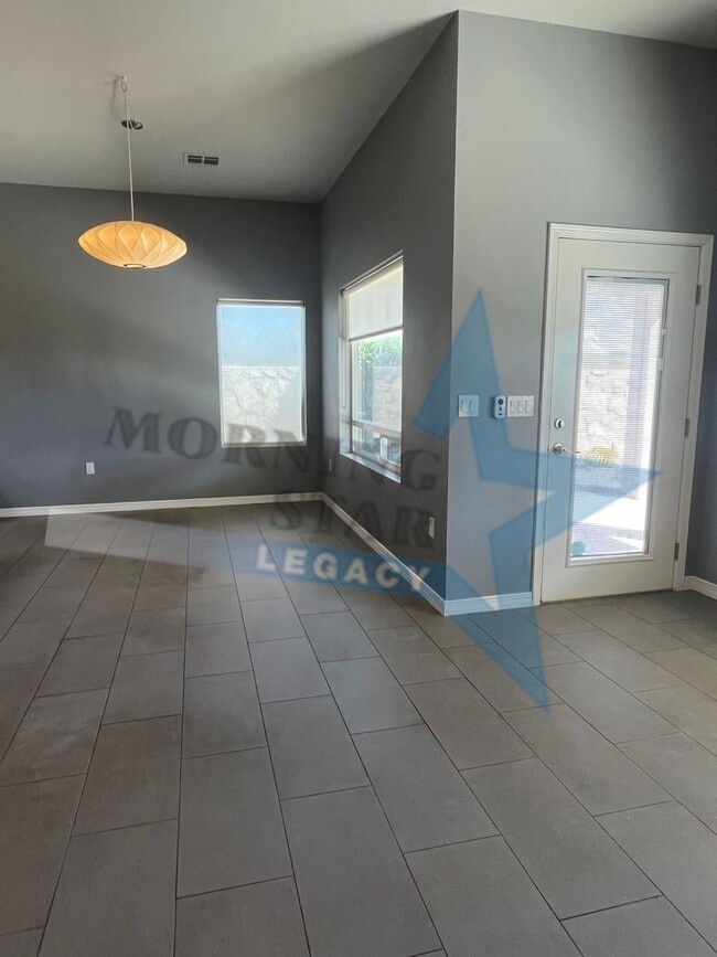 Building Photo - Charming 3-bedroom, 2-bathroom w/ views!