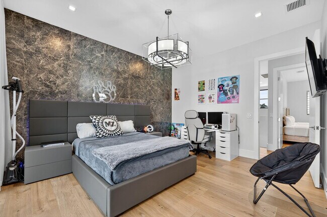 Building Photo - 785 NE 70th St