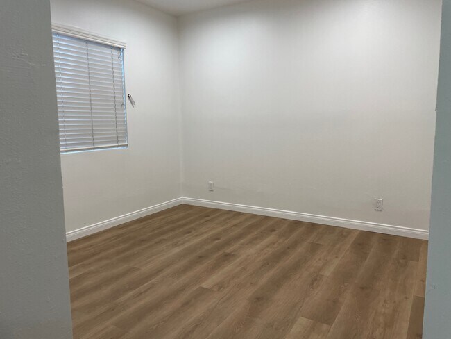 Building Photo - 410 Rose Ave