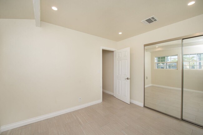 Building Photo - Completely Remodeld W/ Swimming Pool!