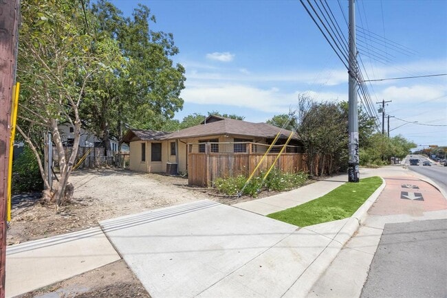 Building Photo - 2216 Manor Rd