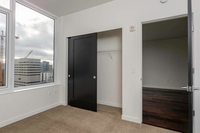 Building Photo - 1 bedroom, 3/4 bathroom luxury condo with ...