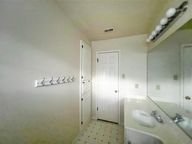 Building Photo - 6204 Old Harbor Ln