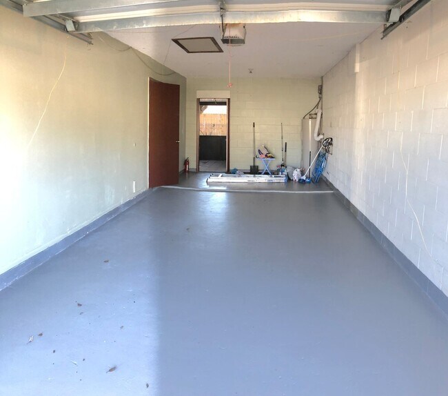 Building Photo - 2036 Las Palmas Cir