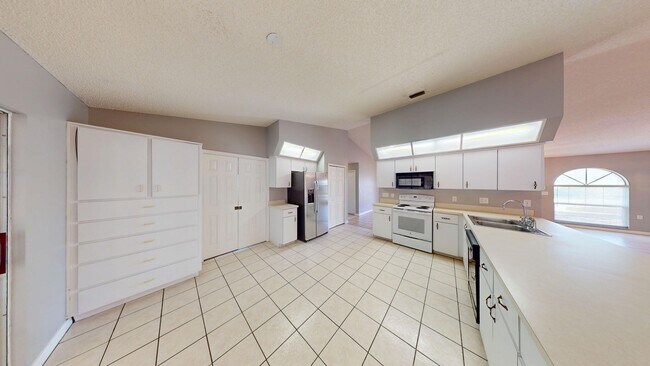 Building Photo - Large 3 bedroom 2 bath home in Deltona wit...