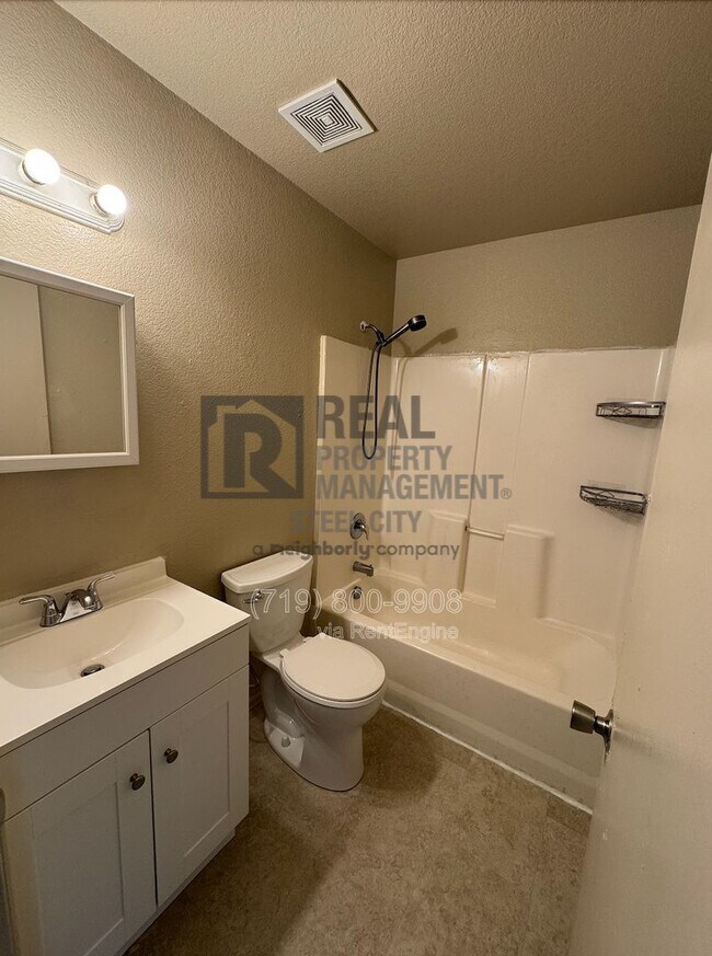 Building Photo - 1717 Oakshire Ln