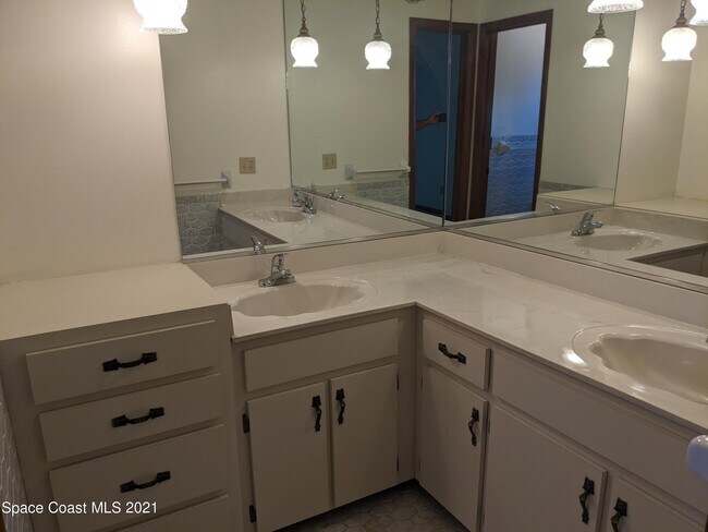 Building Photo - 4205 Grovewood Ln