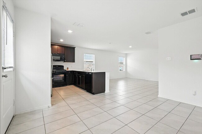 Building Photo - 1-story, 3 Bedrooms, 2 Bathrooms. Master's bedroom with ensuite bathroom and roomy walk-in closet