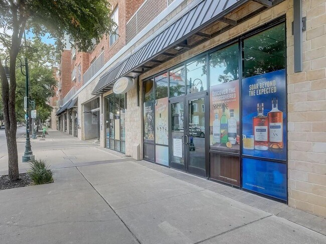 Building Photo - 711 W 21st St