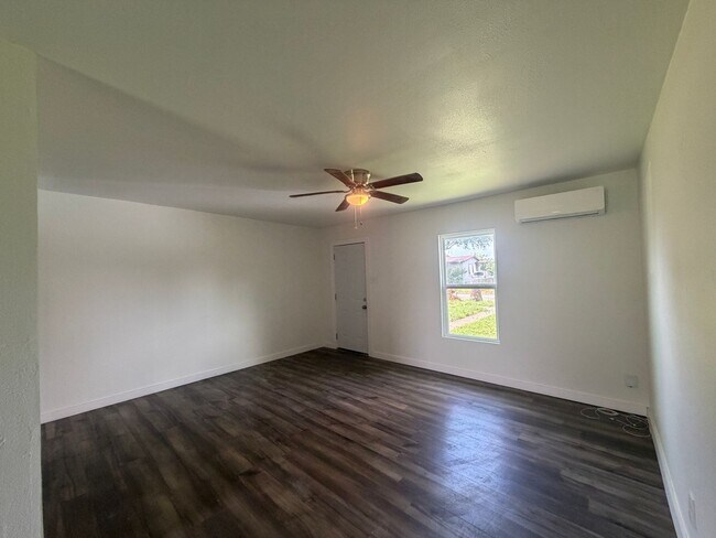 Building Photo - THREE BEDROOM ONE BATH