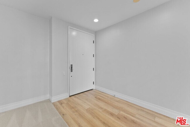 Building Photo - 809 S Bundy Dr
