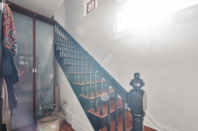 Building Photo - Elegant, Light-Filled Furnished Alameda Home with Indoor-Outdoor Living