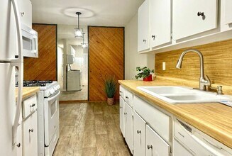 Building Photo - Charming Lakeside Living for $1,549/month ...