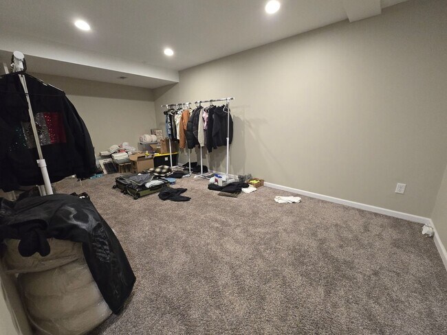 Building Photo - 4 Bedroom Townhome for Rent in Normal!