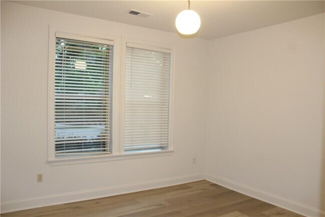 Building Photo - 901 Abernathy Rd NE