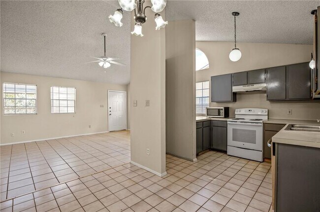 Building Photo - 8807 Pineridge Dr
